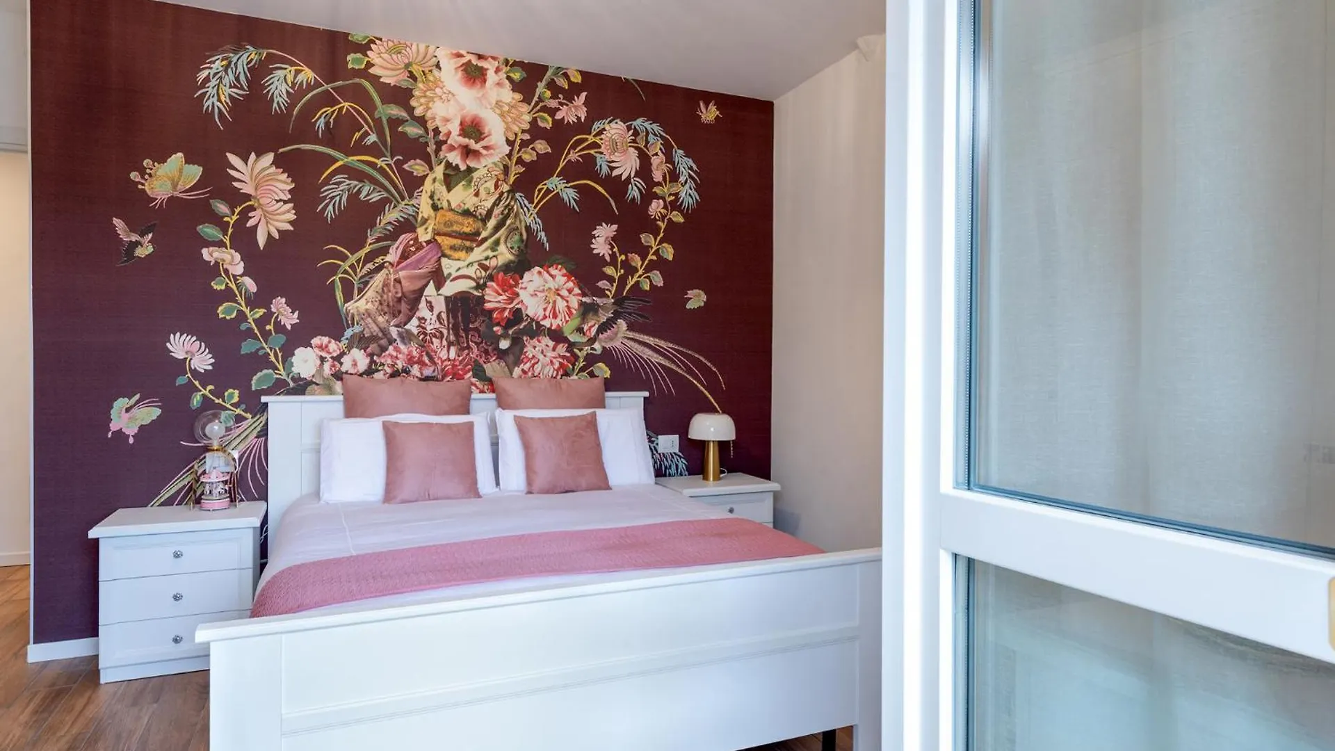 Lora Flowers Suite, Free Parking,Self Check In, 5 Côme 0*,