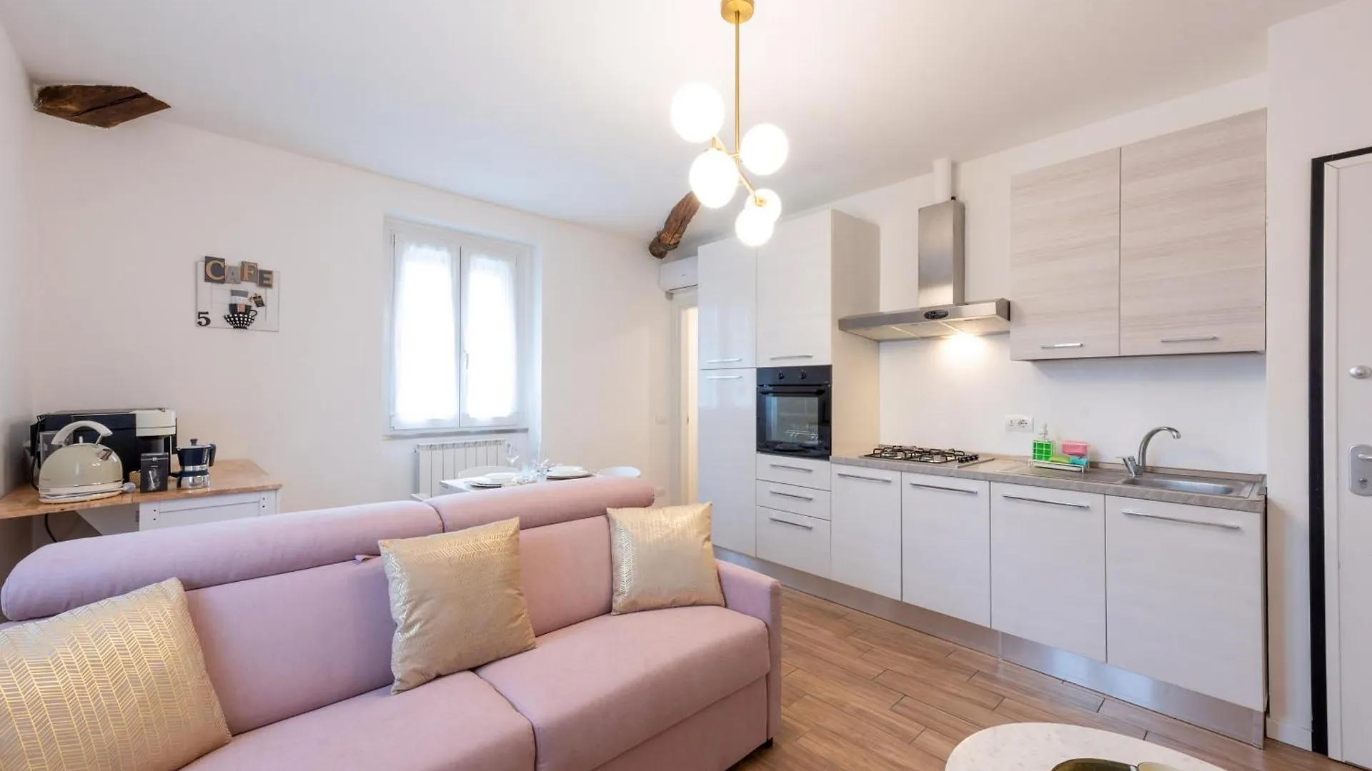 Lora Flowers Suite, Free Parking,Self Check In, 5 Côme 0*,  Italia