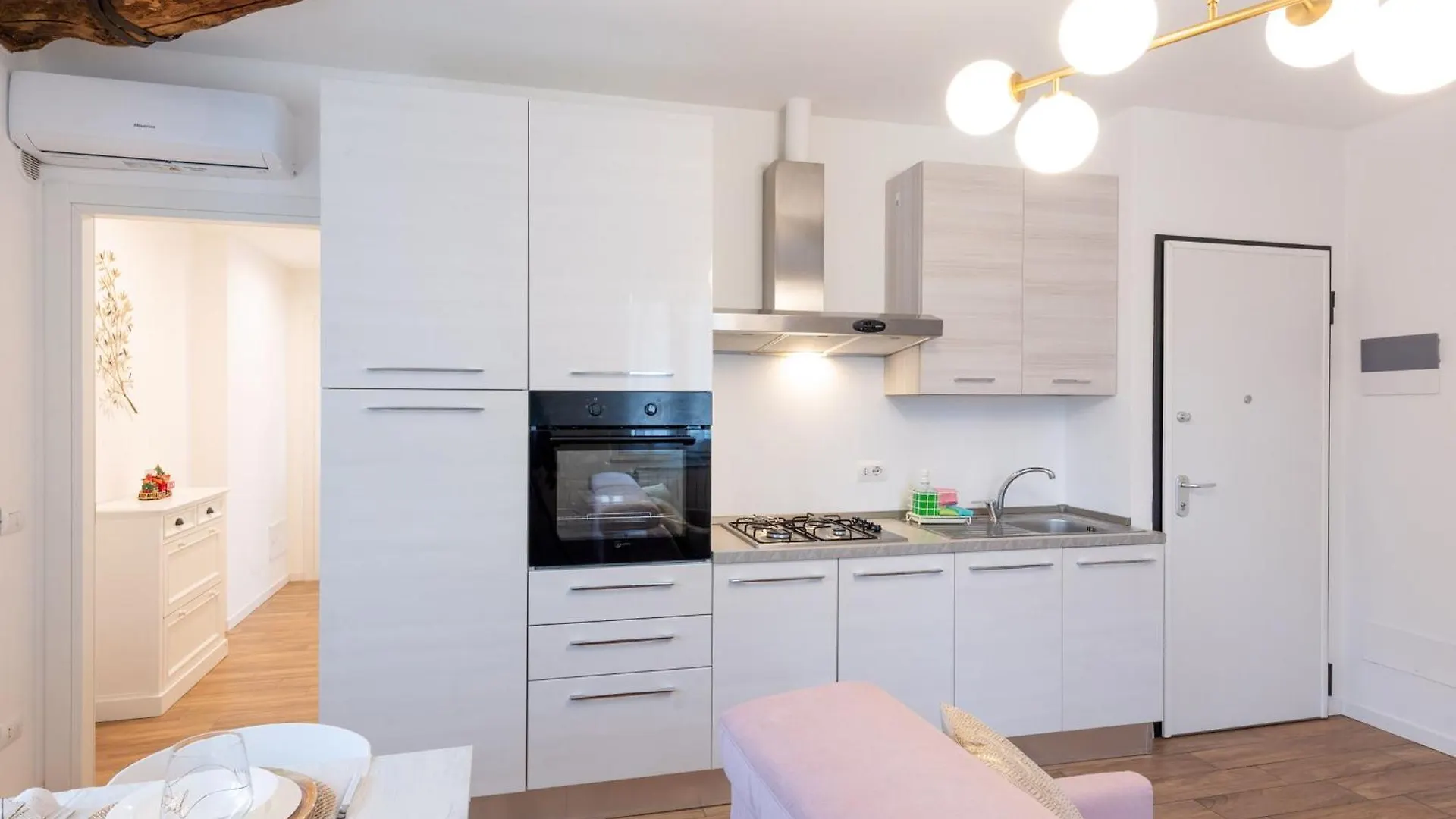 Appartamento Lora Flowers Suite, Free Parking,Self Check In, 5 Côme Italia