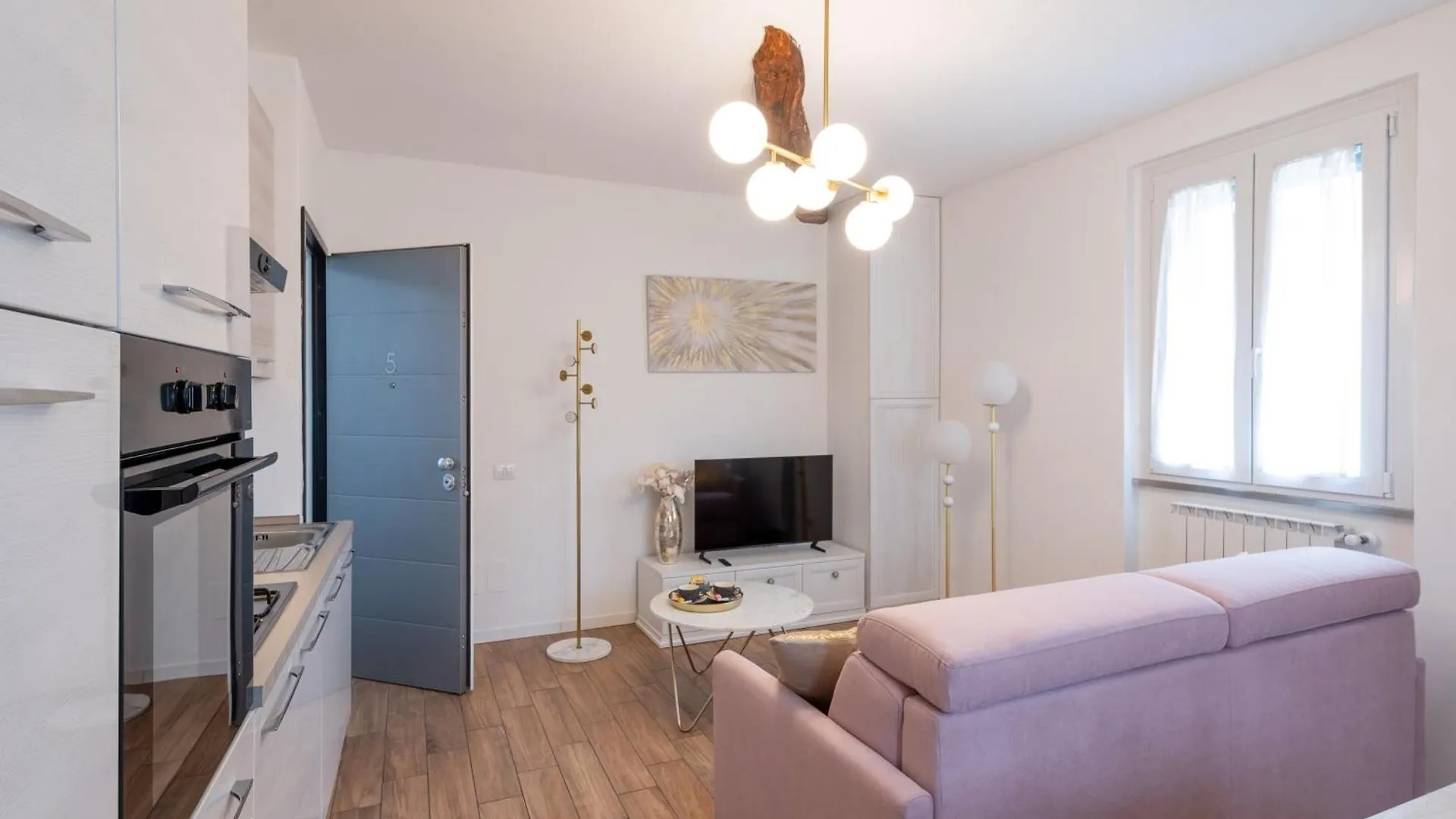 Lora Flowers Suite, Free Parking,Self Check In, 5 Côme