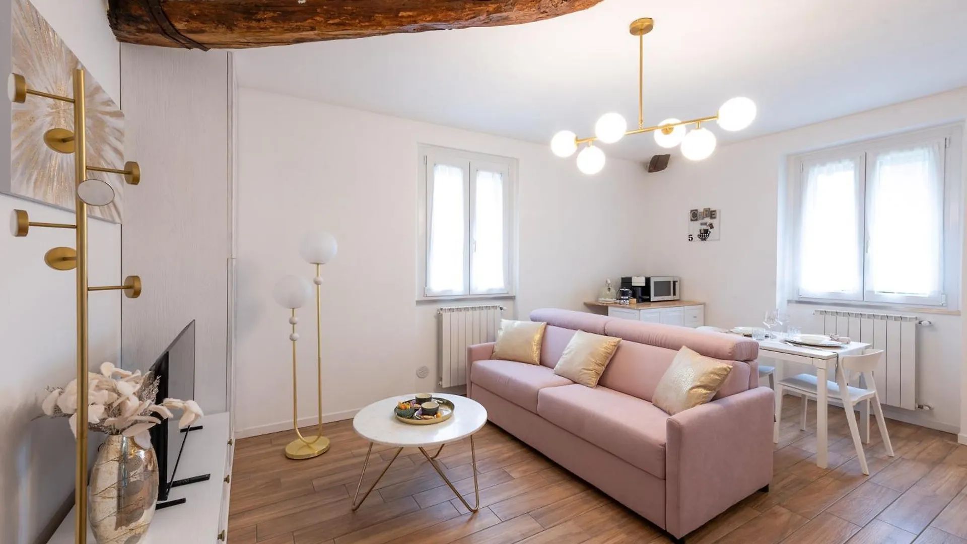 Lora Flowers Suite, Free Parking,Self Check In, 5 Côme 0*,  Italia